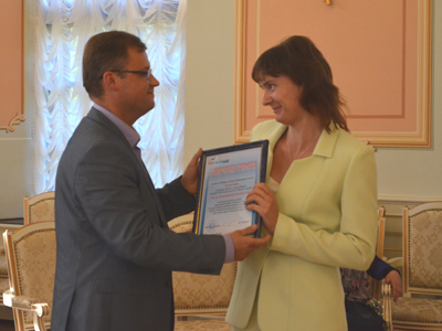 Галоўны рэдактар установы “Рэдакцыя газеты “Настаўніцкая газета” В.А.Кнышаў уручае Ганаровую грамату рэдактару аддзела часопіса “Народная асвета” В.А.Валатоўскай.