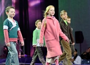 На подыуме Палаца спорту - выхаванцы Мінскай абласной школы-інтэрната для дзяцей з парушэннямі слыху (праект "Стыльны пачатак").