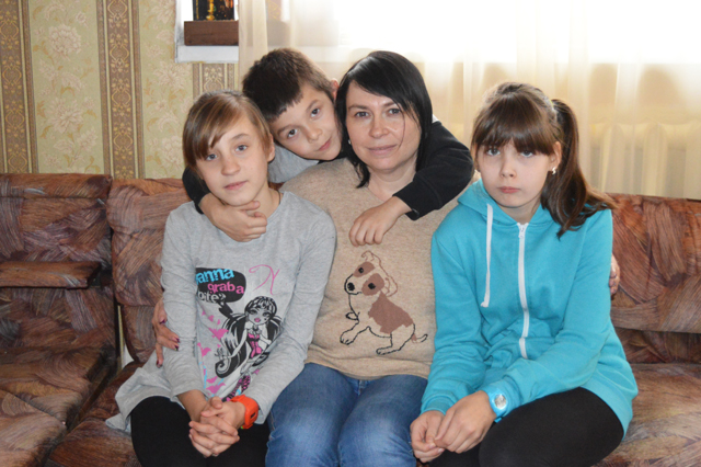 Няпроста сабраць вялікую сям’ю разам. Самыя маленькія спяць, старэйшыя яшчэ не вярнуліся з вучобы, тата на рабоце, астатнія атрымліваюць асалоду ад мамінай кампаніі.