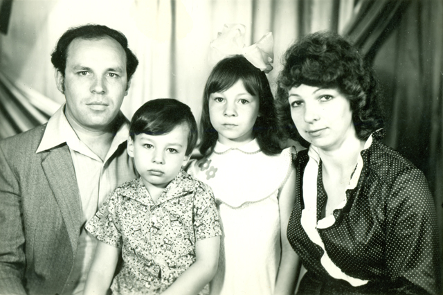 Алена Клімава (трэцяя справа) разам з бацькамі і братам у дзяцінстве(Сайт)