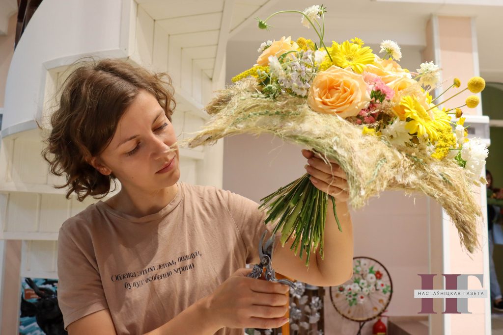 Цветочный комплимент: ко Дню учителя юные флористы страны вместе с  педагогами создали праздничные букеты | Настаўніцкая газета